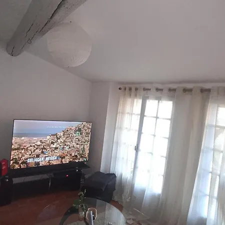 Les Hebergements De La En Appartamento *